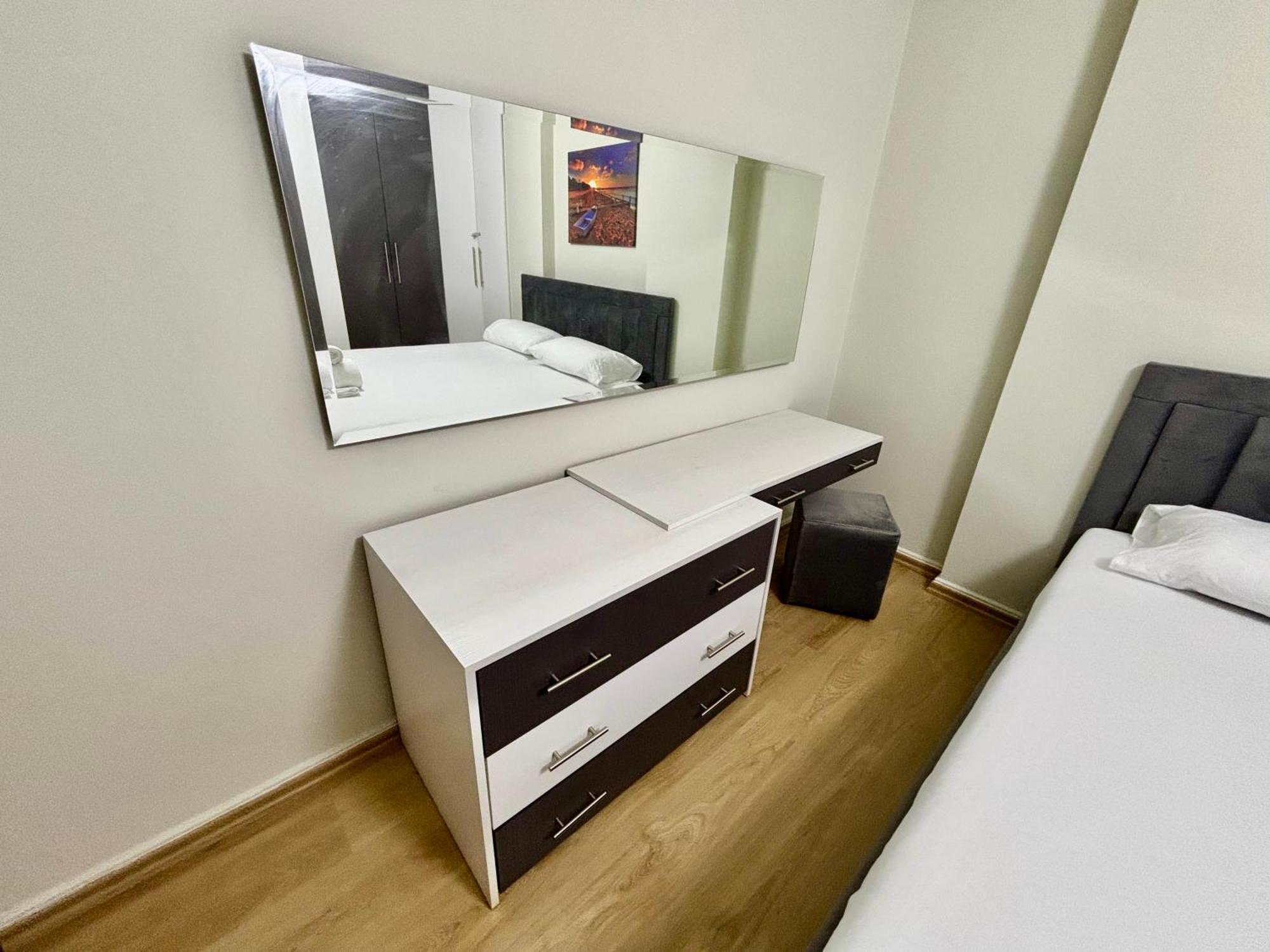 Edi'S Apartament Тирана Екстер'єр фото